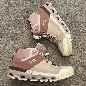 NWOT On Cloud Cloudtrax Women’s hiking boots shoes